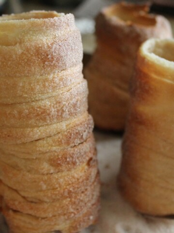 Tunnel pastries sprinkled with cinnamon and sugar.