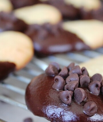 Cookies on a cooling rack.